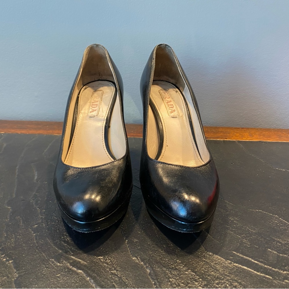 Black leather Prada platform pumps, size 37
